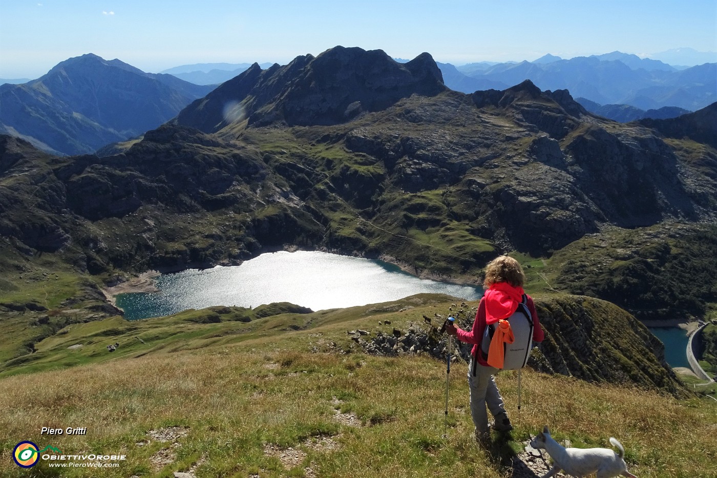 98 Scendendo per labili tracce e a vista verso i Laghi Gemelli.JPG